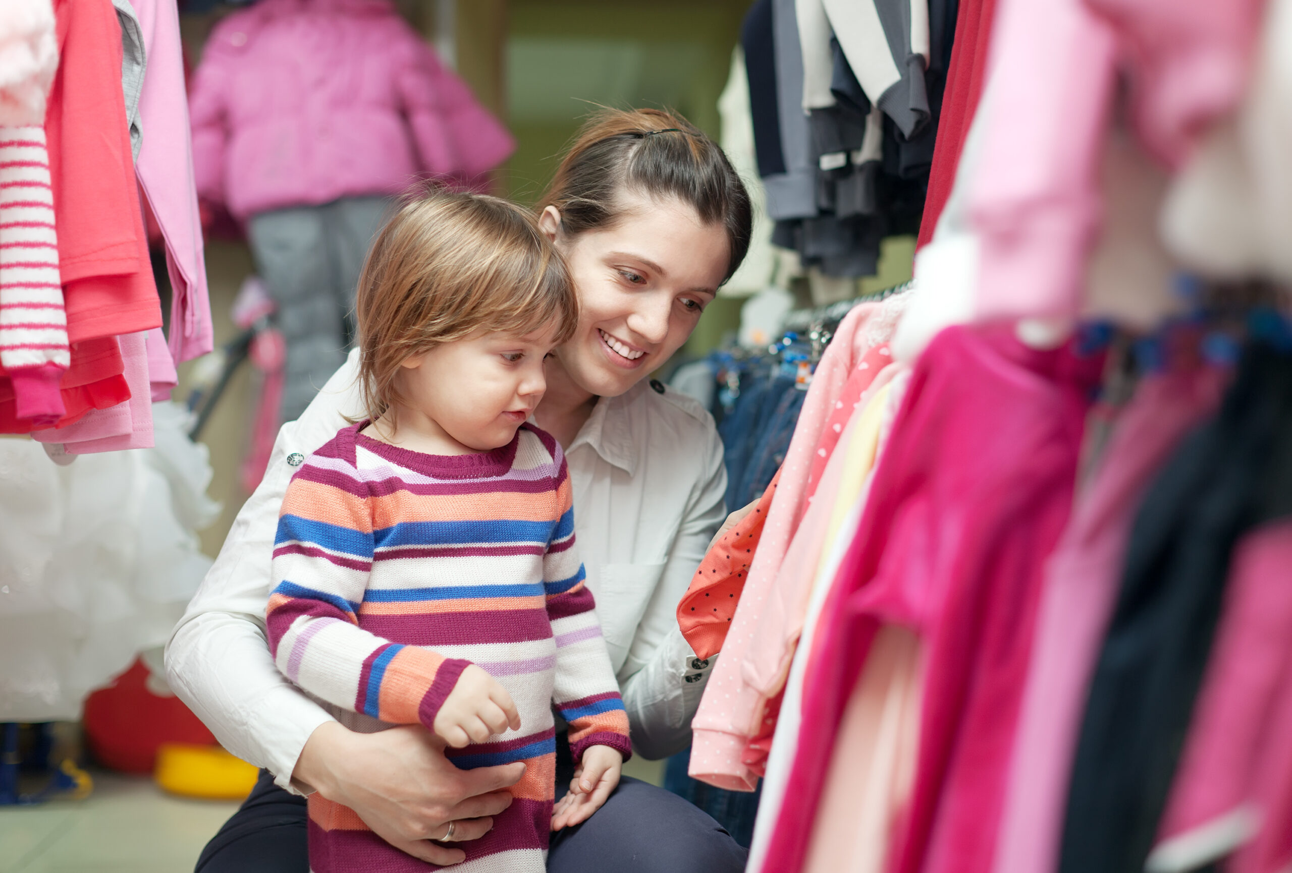 дети и родители в библиотеке. ребенок выбирает. поход в магазин для детей. душа ребенка. детская одежда.